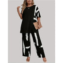 طقم نسائي مقاس كبير أنيق بطبعة فرشاة، مكون من قطعتين: بلوزة بأكمام قصيرة وياقة دائرية وفتحة، وبنطلون متناسق